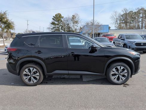 Used 2023 Nissan Rogue SV image 2