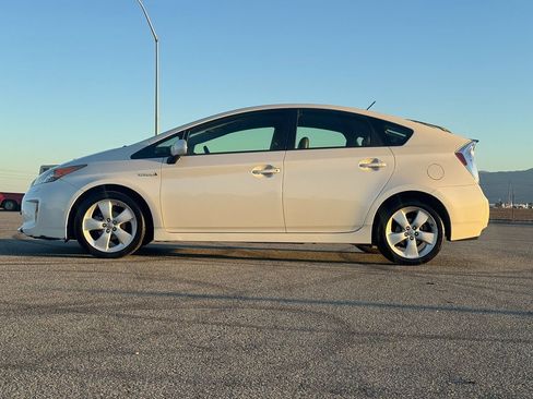 Used 2015 Toyota Prius Five image 4
