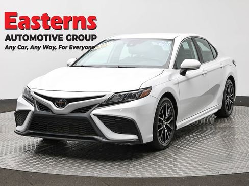 Used 2023 Toyota Camry SE FWD image 1