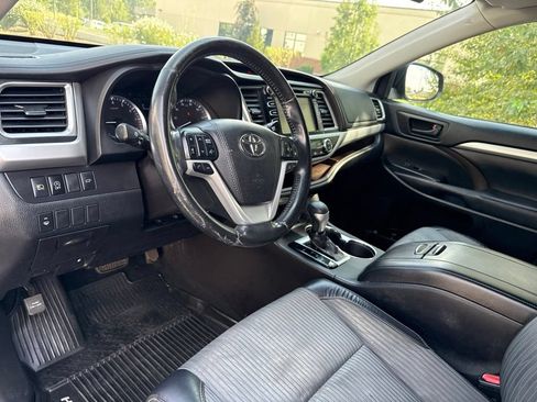 Used 2018 Toyota Highlander Plus AWD/4WD image 30