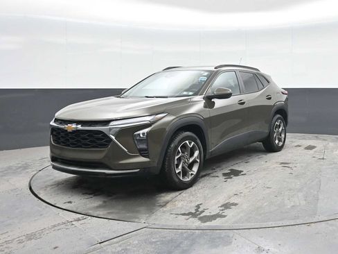 Used 2024 Chevrolet Trax LT w/ Sunroof Package FWD image 5