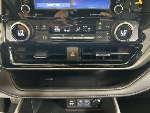 Used 2022 Toyota Highlander XLE AWD/4WD image 16