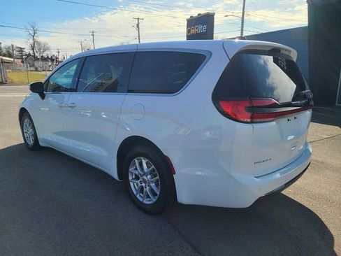Used 2023 Chrysler Pacifica Touring-L FWD image 9