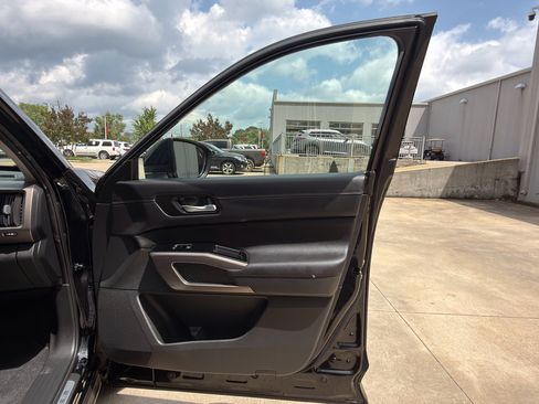 Used 2025 Nissan Pathfinder Platinum FWD image 16