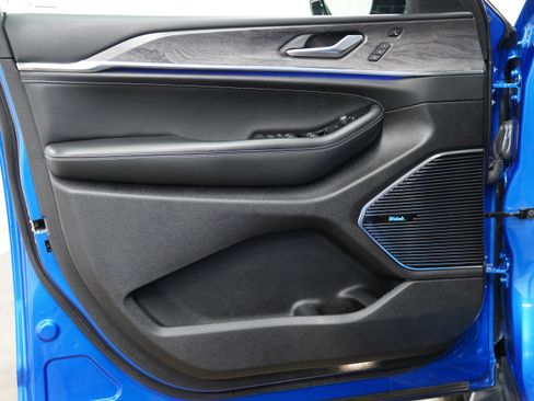 Used 2023 Jeep Grand Cherokee Overland w/ Advanced Protech Group III image 17