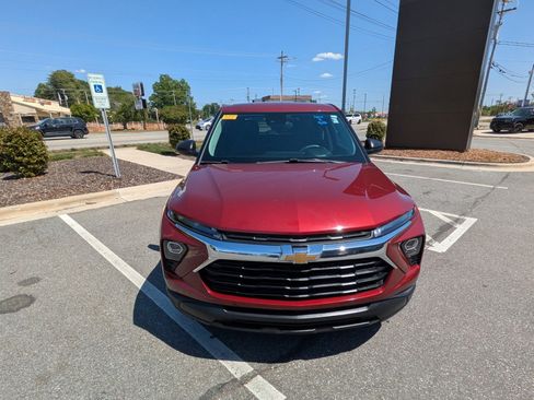 Used 2024 Chevrolet TrailBlazer LS w/ LS Convenience Package FWD image 2