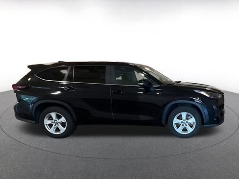 Used 2025 Toyota Highlander LE FWD image 14