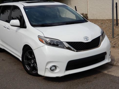 Used 2017 Toyota Sienna SE Premium FWD image 2