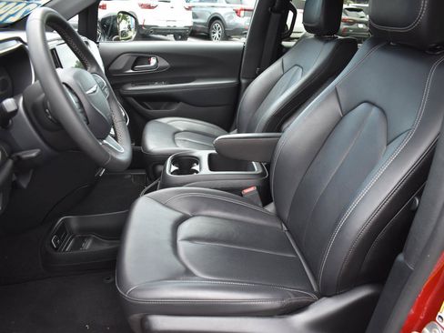Used 2025 Chrysler Pacifica Select FWD image 25