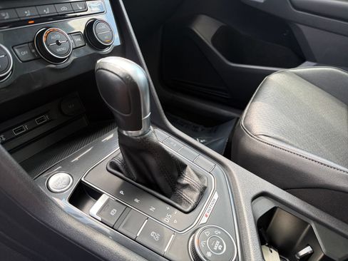 Used 2018 Volkswagen Tiguan SEL AWD/4WD image 27