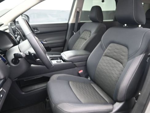Used 2025 Nissan Pathfinder SV AWD/4WD image 16