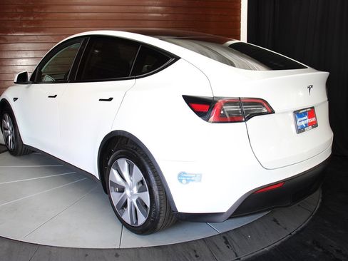 Used 2021 Tesla Model Y Long Range image 8