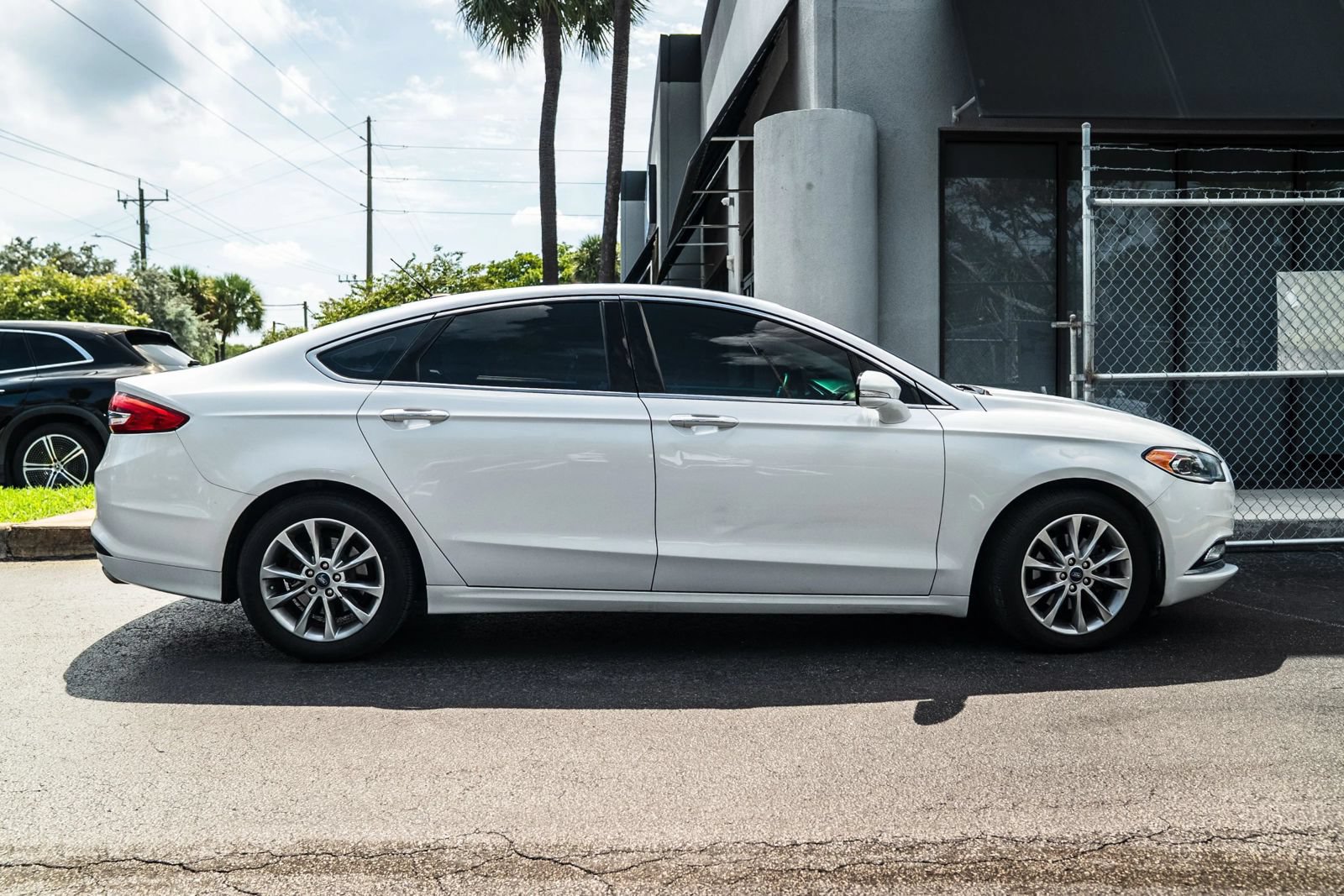 Used 2017 Ford Fusion SE w/ Fusion SE Technology Package FWD image 5