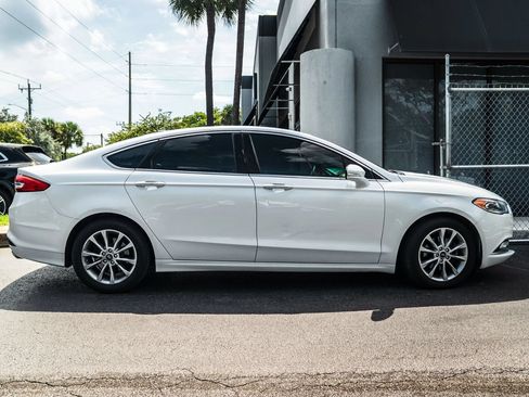 Used 2017 Ford Fusion SE w/ Fusion SE Technology Package FWD image 5