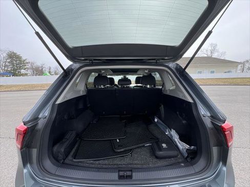 Used 2022 Volkswagen Tiguan SE w/ Panoramic Sunroof Package image 23