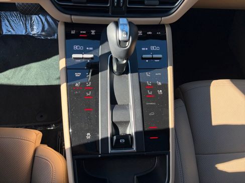 Certified 2025 Porsche Macan image 21