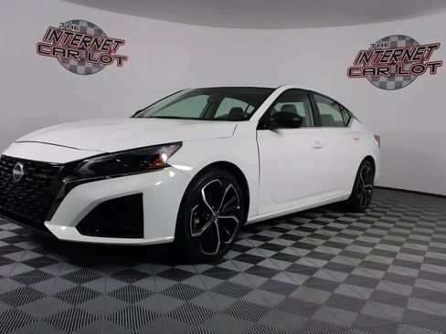 Used 2024 Nissan Altima 2.5 SR FWD image 3