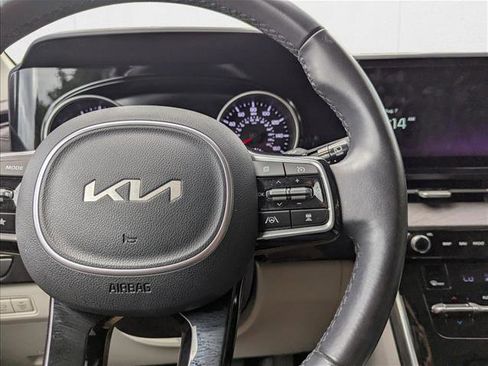 Used 2024 Kia Carnival EX image 11