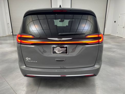 Used 2025 Chrysler Pacifica Select FWD image 6