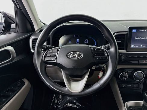 Used 2023 Hyundai Venue SEL FWD image 11