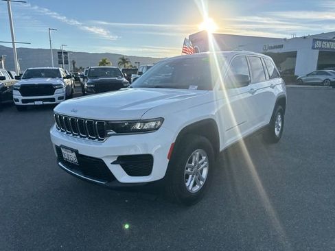 Used 2023 Jeep Grand Cherokee Laredo image 2