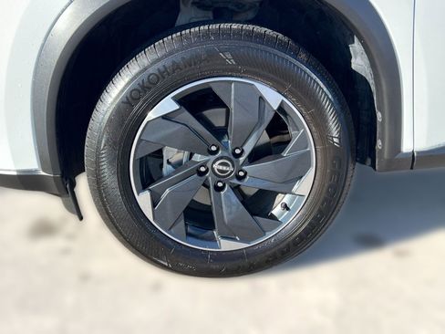 Used 2024 Nissan Rogue SV image 12