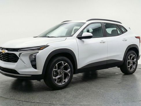 Used 2025 Chevrolet Trax LT w/ LT Convenience Package FWD image 3