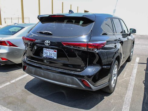 Used 2023 Toyota Highlander LE FWD image 7