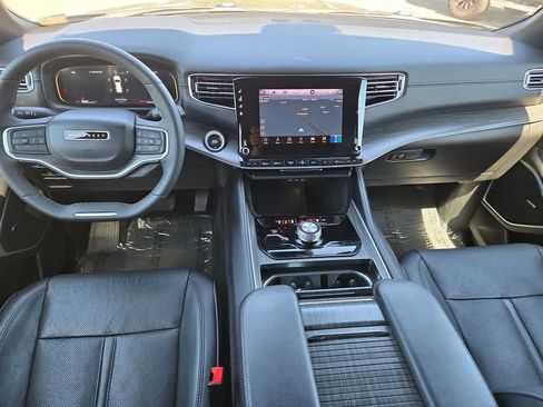 Used 2024 Jeep Wagoneer L Series II w/ Flexible Seating Group AWD/4WD image 9