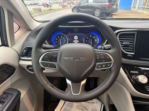 Used 2023 Chrysler Pacifica Limited image 20
