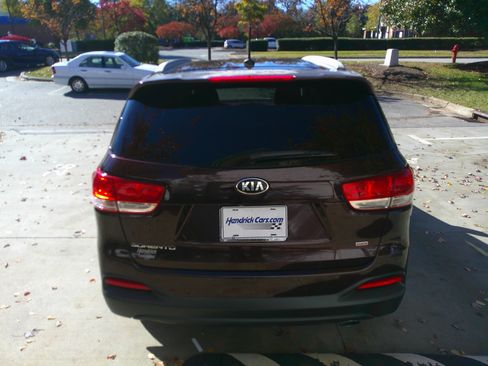 Used 2016 Kia Sorento LX image 11