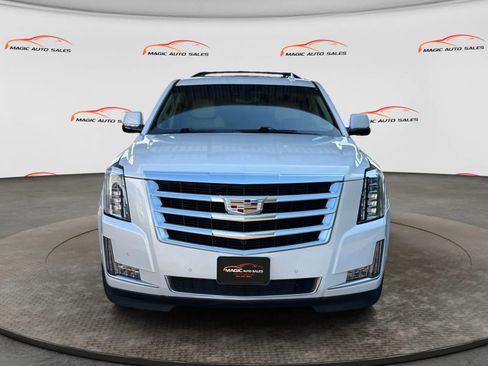 Used 2018 Cadillac Escalade Luxury AWD/4WD image 3