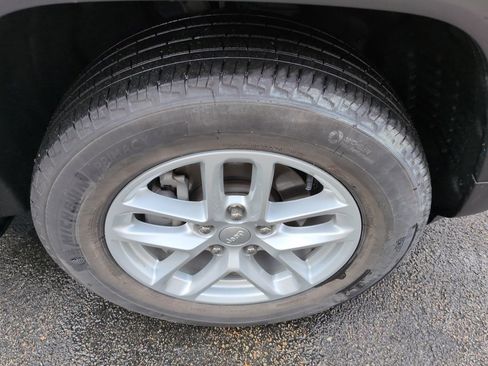 Used 2024 Jeep Grand Cherokee Laredo X w/ Trailer Tow Package image 14