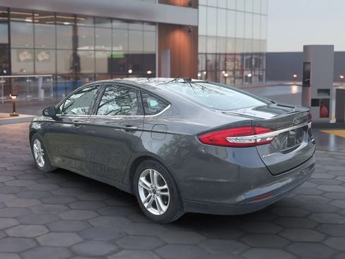 Used 2018 Ford Fusion SE w/ Fusion SE Technology Package FWD image 5