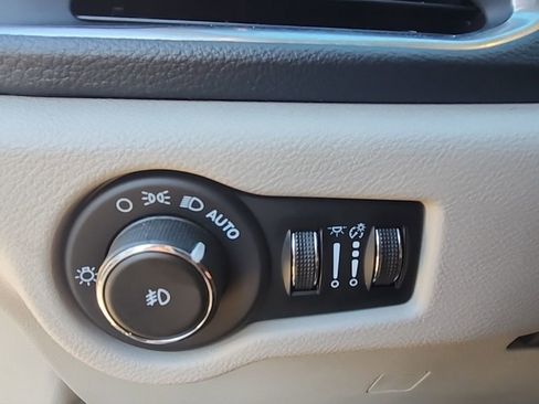 Certified 2023 Chrysler Pacifica Limited image 36