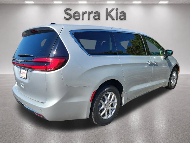 Used 2024 Chrysler Pacifica Touring-L FWD image 5