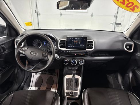 Used 2022 Hyundai Venue Limited FWD image 17
