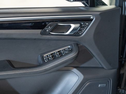Certified 2024 Porsche Macan AWD/4WD image 17