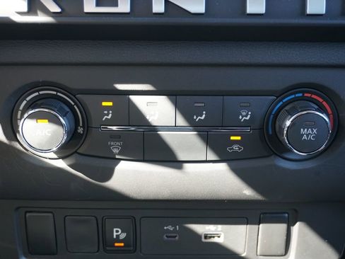 Used 2025 Nissan Frontier SV image 29