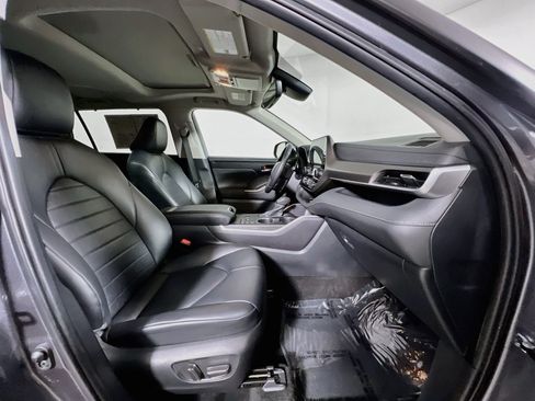 Used 2024 Toyota Highlander XLE FWD image 31