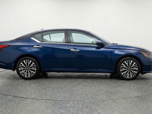 Used 2025 Nissan Altima 2.5 SV FWD image 11