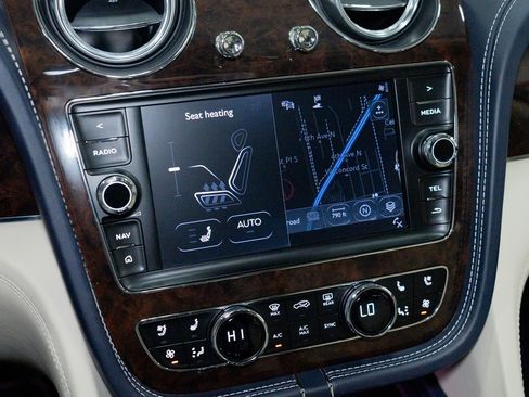 Used 2020 Bentley Bentayga V8 image 56