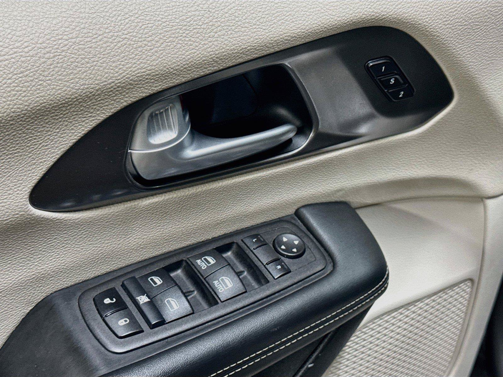 Used 2024 Chrysler Pacifica Touring-L FWD image 20