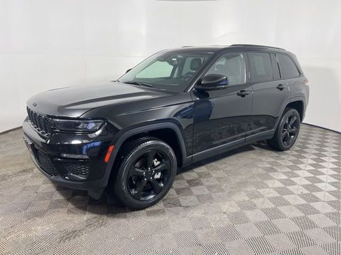 Certified 2023 Jeep Grand Cherokee Limited w/ Black Appearance Package image 4