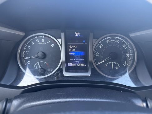 Used 2019 Toyota Tacoma SR5 RWD image 11