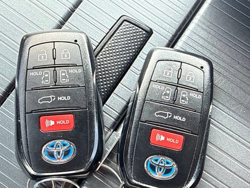 Used 2023 Toyota Sienna XSE w/ XSE Plus Package AWD/4WD image 29