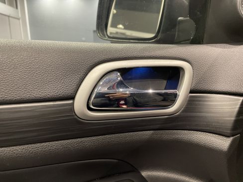 Used 2020 Jeep Grand Cherokee Laredo image 15