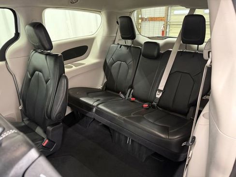 Used 2024 Chrysler Pacifica Touring-L image 22