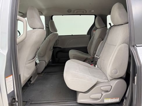 Used 2016 Toyota Sienna LE image 15