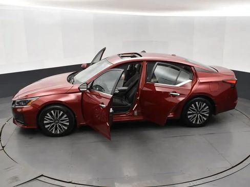 Used 2024 Nissan Altima 2.5 SV w/ SV Premium Package FWD image 7